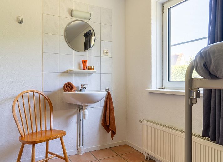 Moderne Kueche in Arcoz Ferienhaus, Ballum, Ameland mit Essbereich und Aussicht.