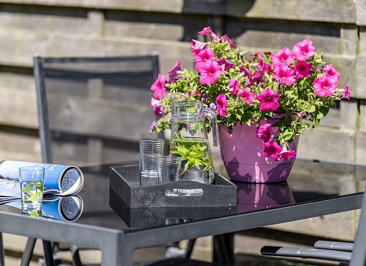 Moderne Kueche in Arcoz Ferienhaus, Ballum, Ameland mit Essbereich und Aussicht.