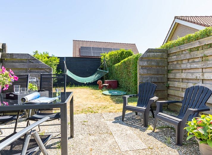 Moderne Kueche in Arcoz Ferienhaus, Ballum, Ameland mit Essbereich und Aussicht.
