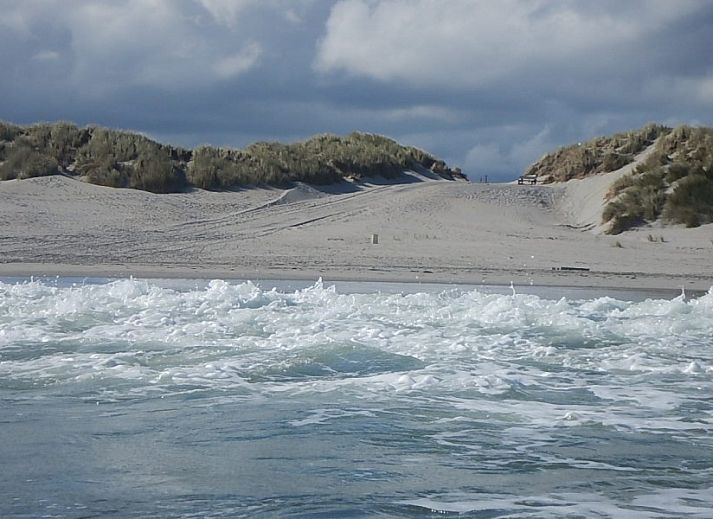 Moderne Kueche in Arcoz Ferienhaus, Ballum, Ameland mit Essbereich und Aussicht.