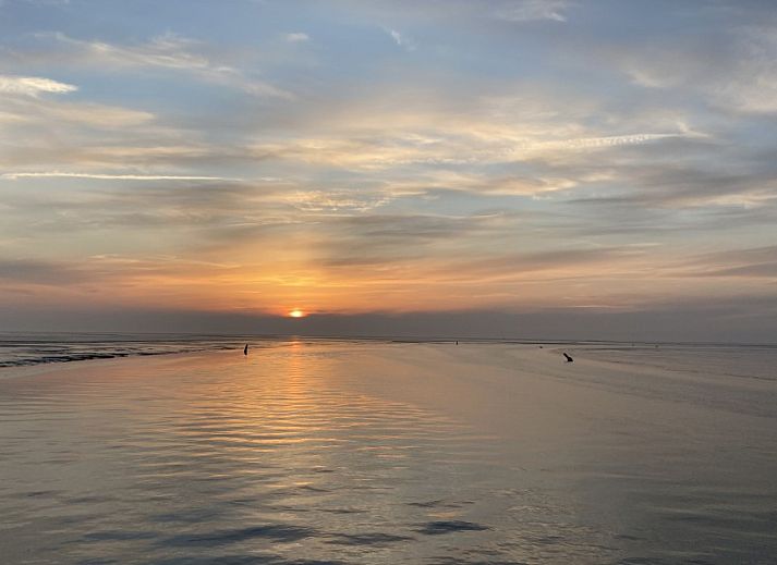Moderne Kueche in Arcoz Ferienhaus, Ballum, Ameland mit Essbereich und Aussicht.