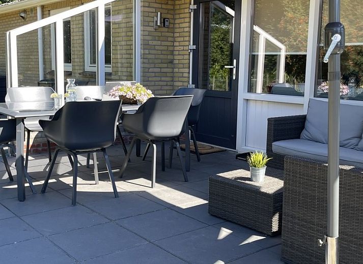 Bungalow Helma in Ballum, Ameland mit Sonnenterrasse und Sonnenschirm inmitten der Natur.