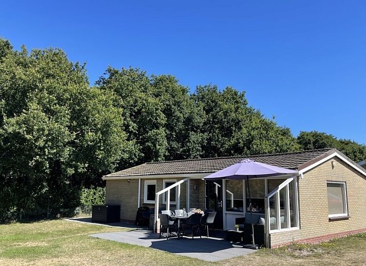 Bungalow Helma in Ballum, Ameland mit Sonnenterrasse und Sonnenschirm inmitten der Natur.