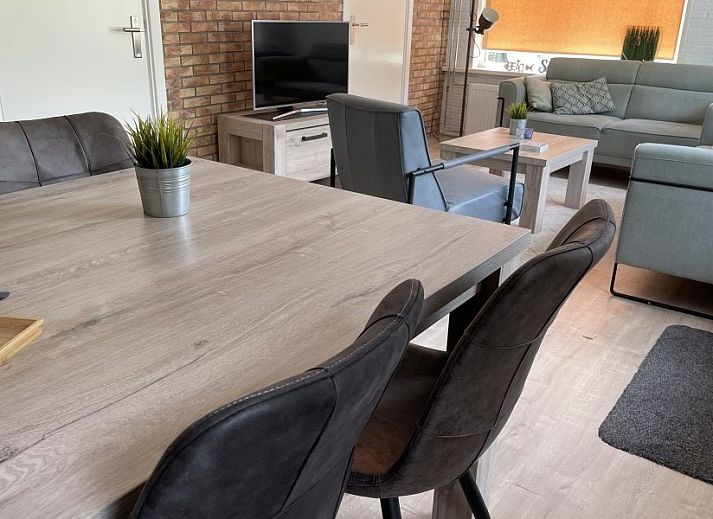 Gemuetliche Terrasse des Ferienhauses Helma in Ballum, Ameland, mit modernen Sitzgelegenheiten.