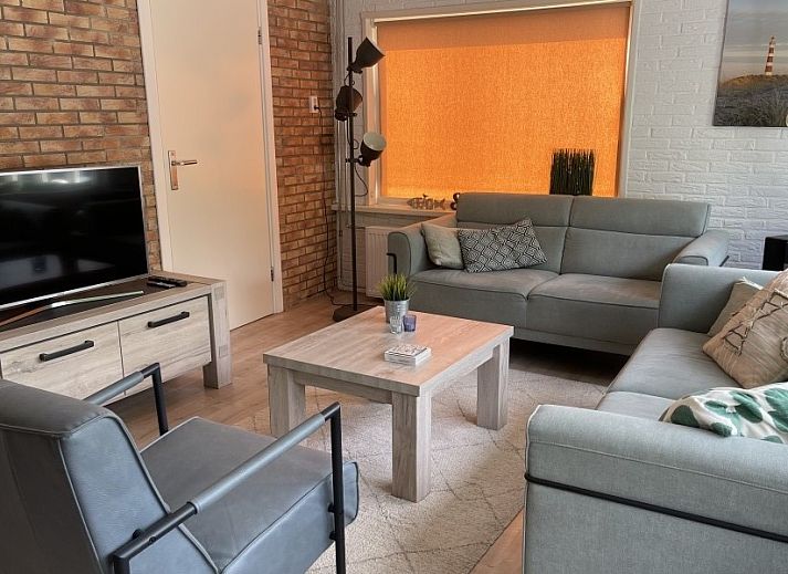 Gemuetliche Terrasse des Ferienhauses Helma in Ballum, Ameland, mit modernen Sitzgelegenheiten.