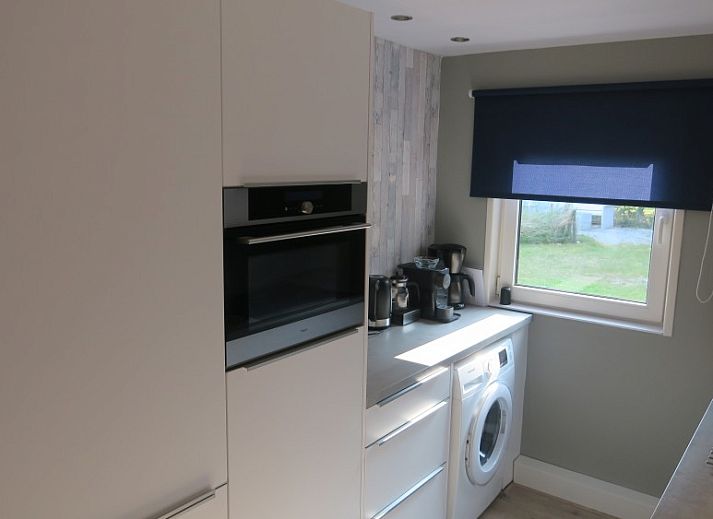 Gemuetliche Terrasse des Ferienhauses Helma in Ballum, Ameland, mit modernen Sitzgelegenheiten.