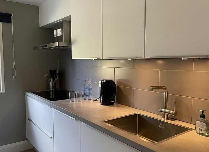 Helma Bungalow in Ballum, Ameland, mit grossem Garten und umgeben von Gruenanlagen.