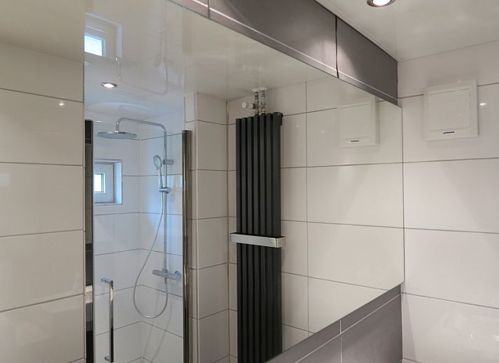 Helma Bungalow in Ballum, Ameland, mit grossem Garten und umgeben von Gruenanlagen.