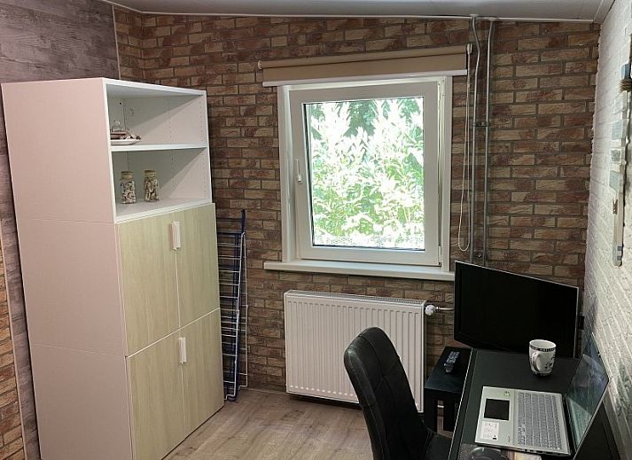 Gemuetliches Wohnzimmer im Bungalow Helma, Ballum, Ameland mit moderner Einrichtung.