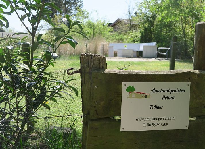 Helles Wohnzimmer des Ferienhauses Helma in Ballum, Ameland mit grosser Sitzecke.