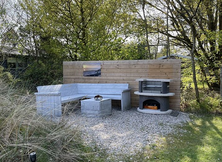 Helles Wohnzimmer des Ferienhauses Helma in Ballum, Ameland mit grosser Sitzecke.