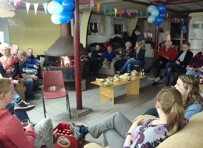 Ruime eetzaal in De Hollumer trap, Ballum, Ameland, ideaal voor groepsbijeenkomsten.