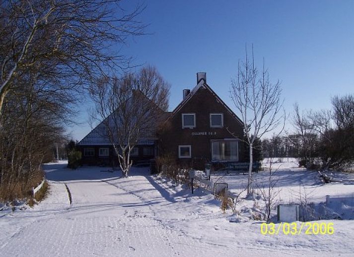 Ruime eetzaal in De Hollumer trap, Ballum, Ameland, ideaal voor groepsbijeenkomsten.