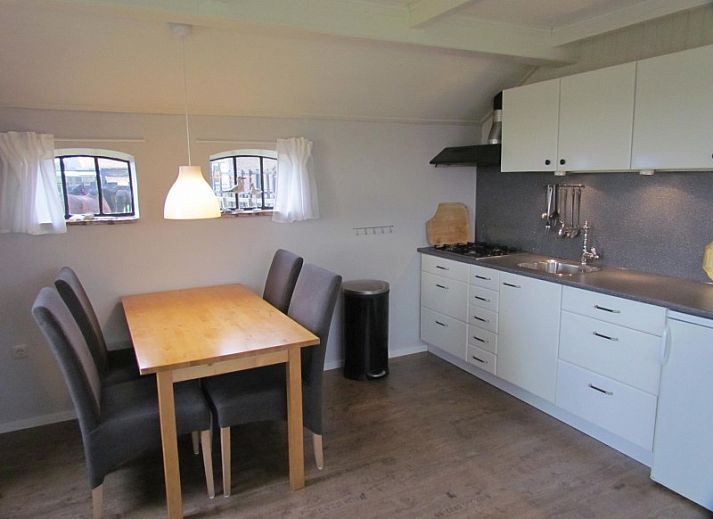 Calimero-Ferienhaus in Ballum, Ameland mit schoener Terrasse und gruener Umgebung auf den Watteninseln.