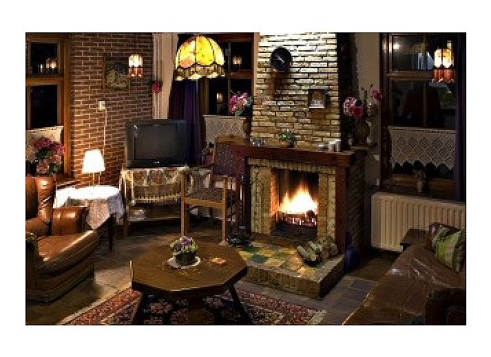 Vacation home Suzan in Ballum, Ameland with charming facade and red gate, surrounded by nature on the Wadden Islands.