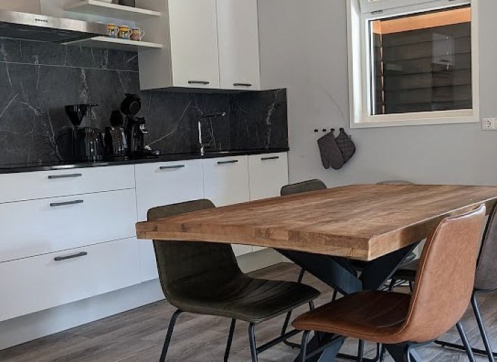 Veranda des Duunke-Bungalows in Ballum, Ameland mit Blick auf den gruenen Garten.