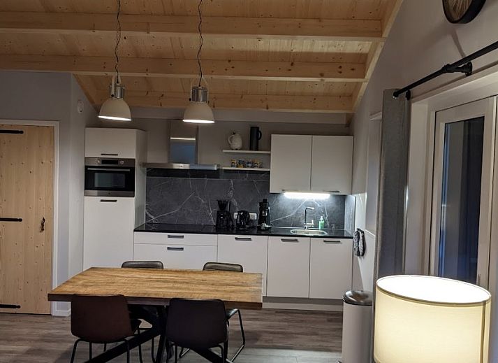 Veranda des Duunke-Bungalows in Ballum, Ameland mit Blick auf den gruenen Garten.
