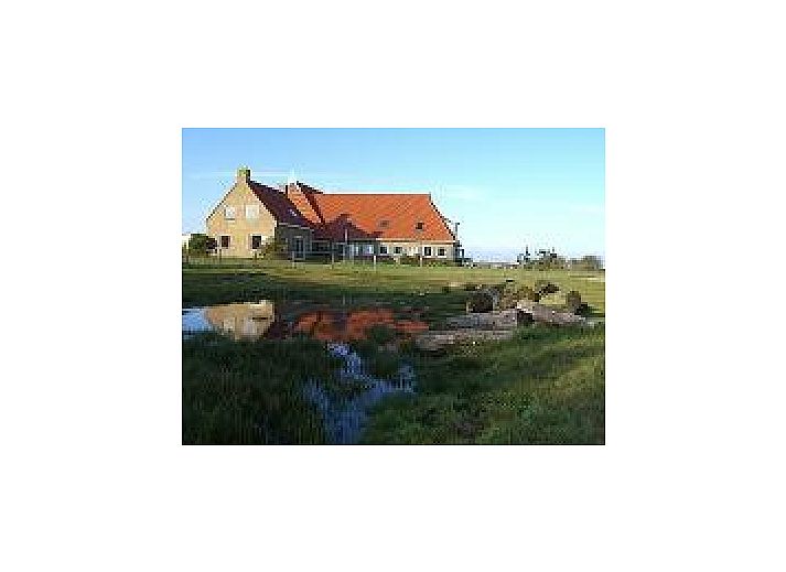 Veranda des Duunke-Bungalows in Ballum, Ameland mit Blick auf den gruenen Garten.
