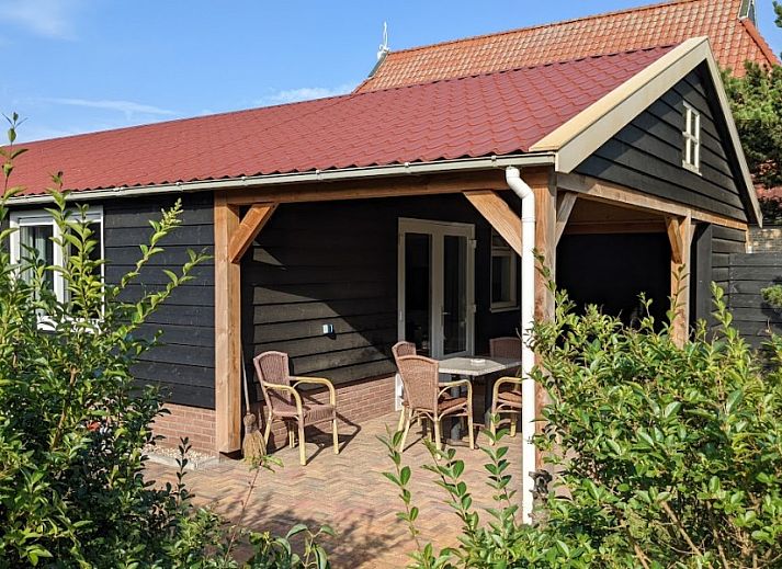 Moderne Kueche im Ferienhaus Duunke, Ballum, Ameland mit Esstisch aus Holz.