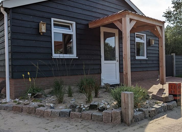 Moderne Kueche im Ferienhaus Duunke, Ballum, Ameland mit Esstisch aus Holz.