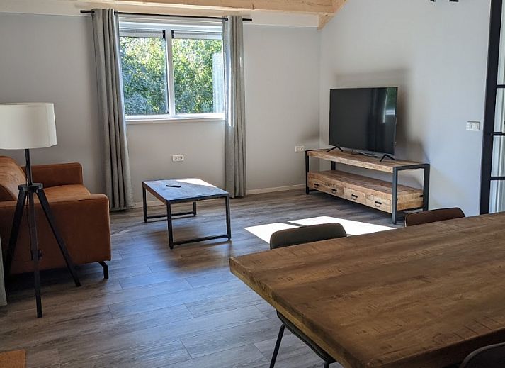 Moderne Kueche im Ferienhaus Duunke, Ballum, Ameland mit Esstisch aus Holz.