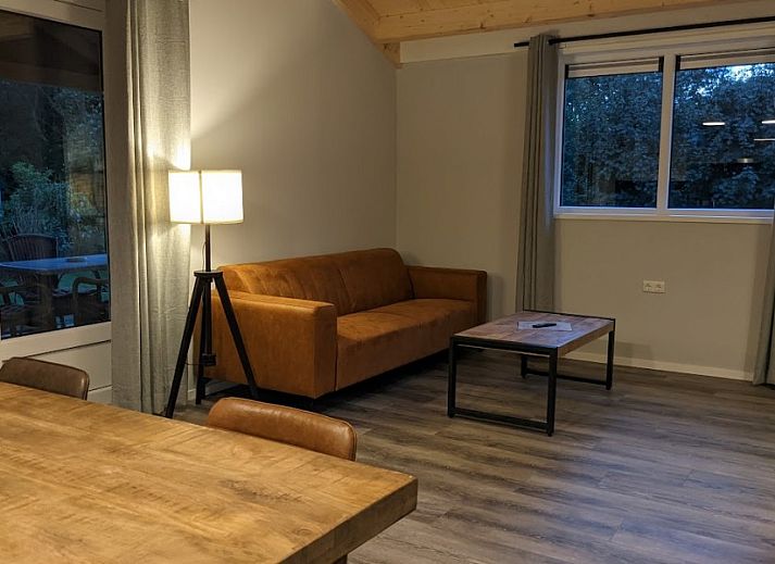 Moderne Kueche im Ferienhaus Duunke, Ballum, Ameland mit Esstisch aus Holz.