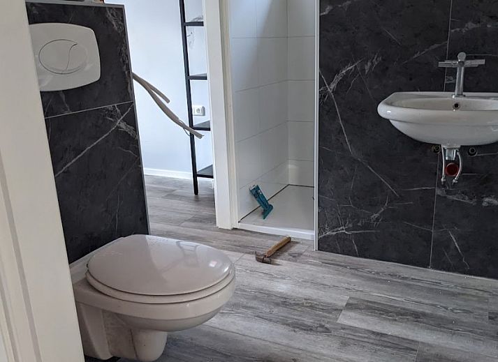 Moderne Kueche im Ferienhaus Duunke, Ballum, Ameland mit Esstisch aus Holz.