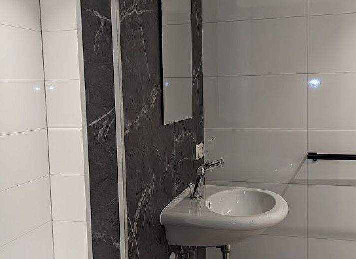 Gemuetliches Interieur des Duunke-Bungalows in Ballum, Ameland, mit Holzdecke.