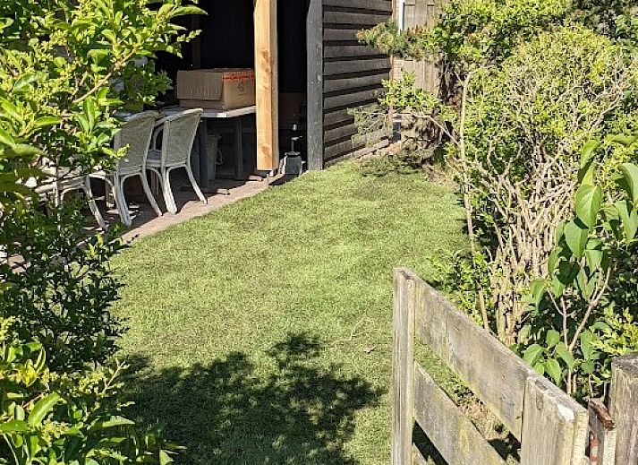 Gemuetliches Interieur des Duunke-Bungalows in Ballum, Ameland, mit Holzdecke.