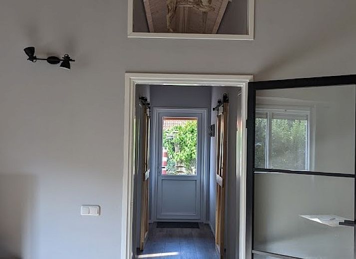 Gemuetliches Interieur des Duunke-Bungalows in Ballum, Ameland, mit Holzdecke.