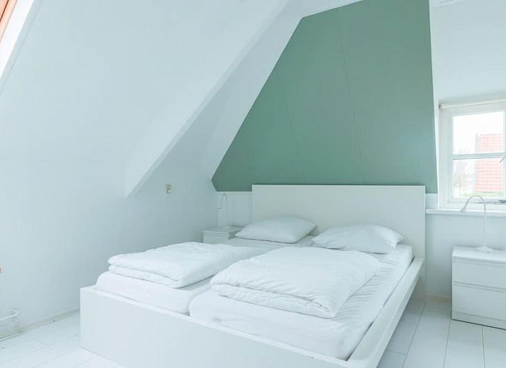 Gemuetlicher Innenraum mit Kunst und Gitarre in Noorderzon, Buren, Ameland, ideal fuer Familienspass.