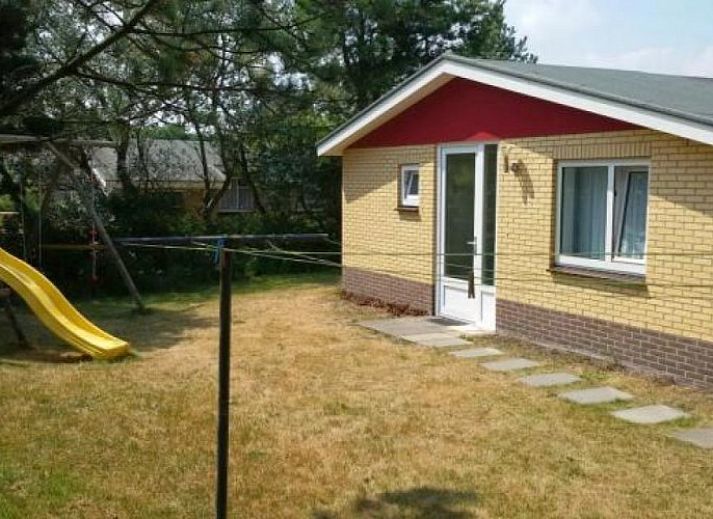 Bungalow Jan Dorus in Buren, Ameland met zonnige veranda en groene tuin.