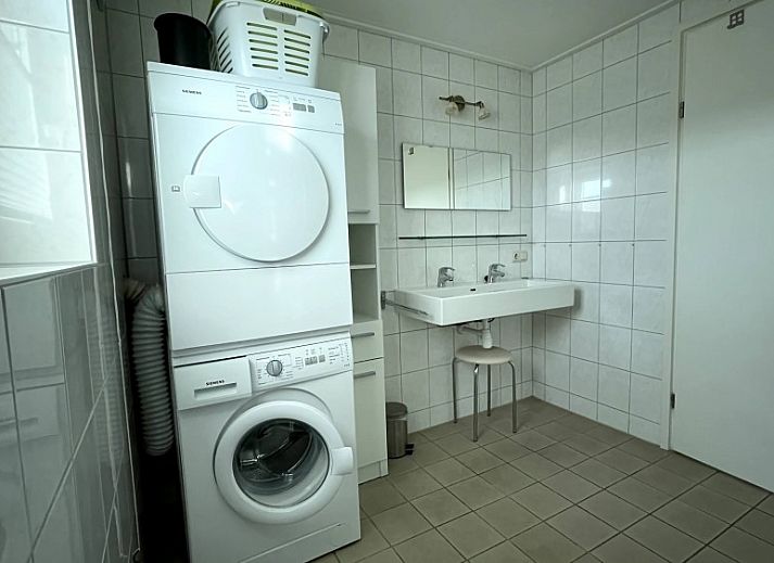 Vakantiehuis Jan Dorus in Buren, Ameland met terras omgeven door natuur.