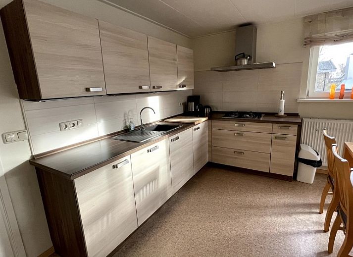 Vakantiehuis Jan Dorus in Buren, Ameland met terras omgeven door natuur.