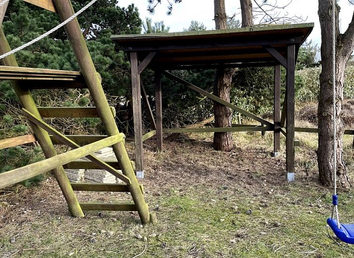 Speelplaats en tuin bij bungalow Jan Dorus in Buren, Ameland.