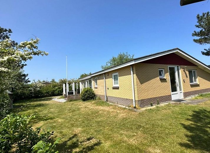 Speelplaats en tuin bij bungalow Jan Dorus in Buren, Ameland.