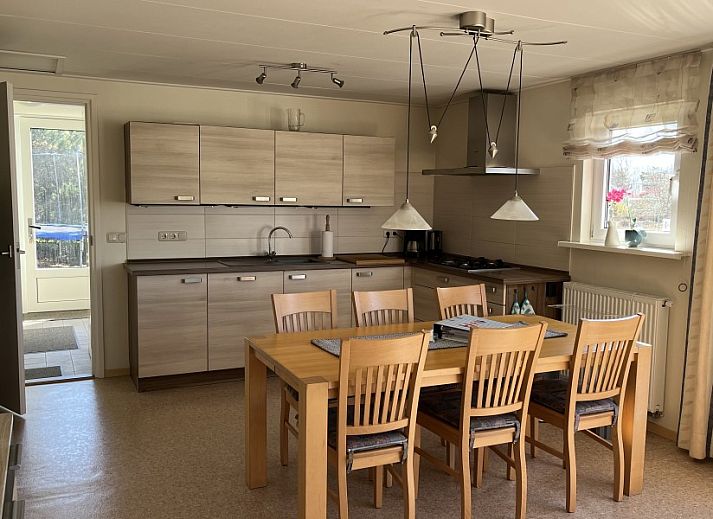 Ruim terras bij vakantiehuis Jan Dorus in Buren, Ameland met veel privacy.