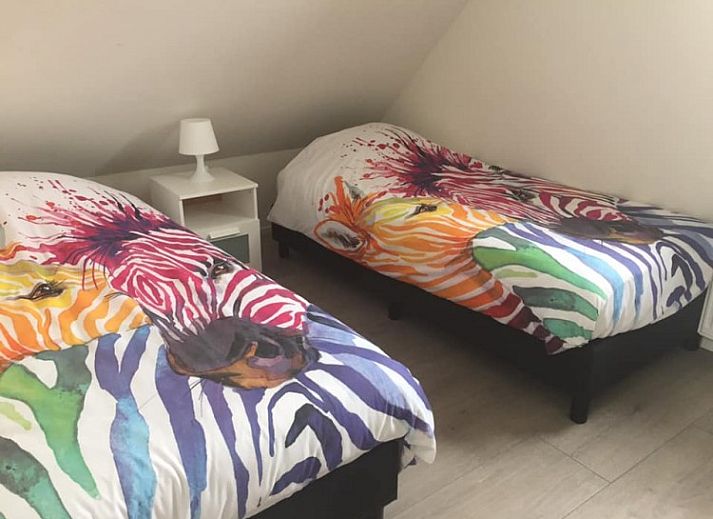 Eethoek in Waddengoud vakantiehuis, Buren, Ameland met stijlvolle houten tafel en sfeervolle hanglampen.