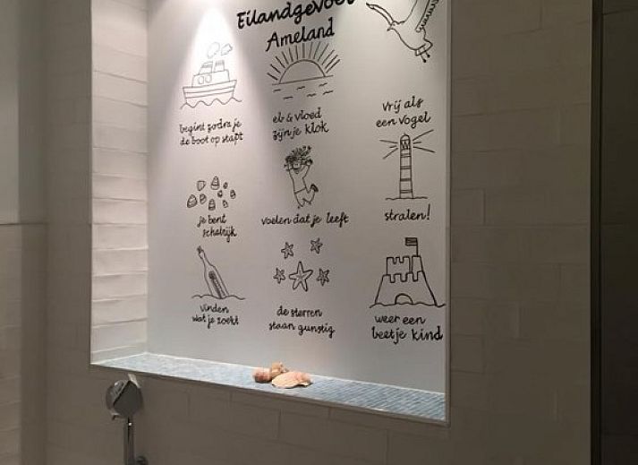 Eethoek in Waddengoud vakantiehuis, Buren, Ameland met stijlvolle houten tafel en sfeervolle hanglampen.