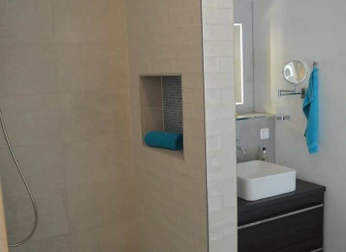 Eethoek in Waddengoud vakantiehuis, Buren, Ameland met stijlvolle houten tafel en sfeervolle hanglampen.