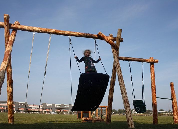 Moderne keuken in vakantiehuis Waddengoud, Buren, Ameland met strakke afwerking en uitzicht op de tuin.
