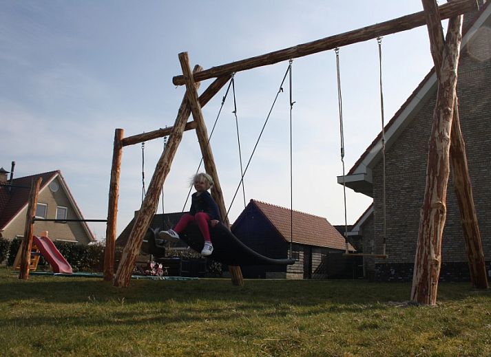 Moderne keuken in vakantiehuis Waddengoud, Buren, Ameland met strakke afwerking en uitzicht op de tuin.