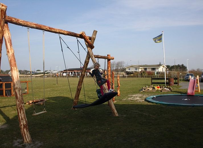 Moderne keuken in vakantiehuis Waddengoud, Buren, Ameland met strakke afwerking en uitzicht op de tuin.