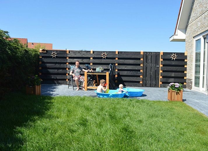 Moderne keuken in vakantiehuis Waddengoud, Buren, Ameland met strakke afwerking en uitzicht op de tuin.