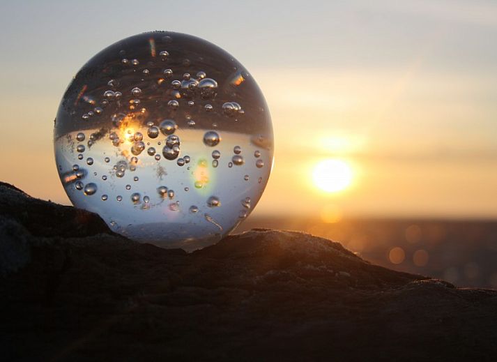 Moderne keuken in vakantiehuis Waddengoud, Buren, Ameland met strakke afwerking en uitzicht op de tuin.