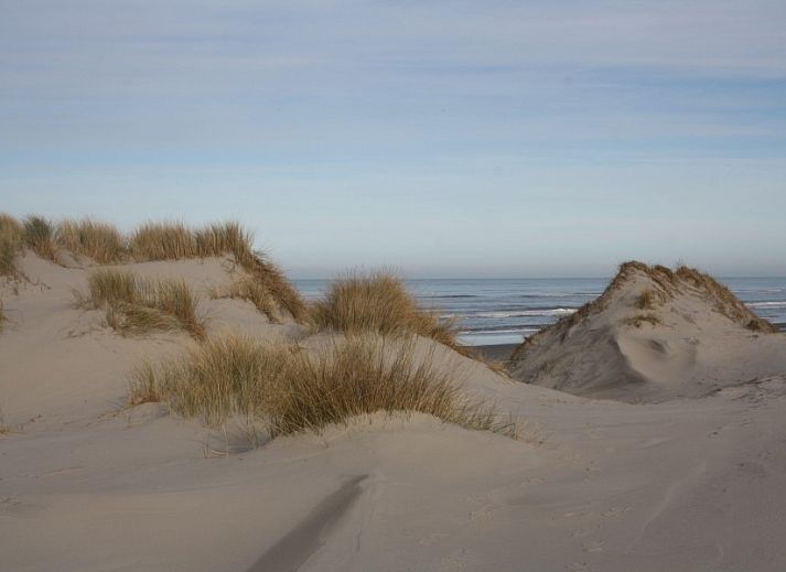 Slaapkamer in Waddengoud vakantiehuis, Buren, Ameland met comfortabel bed en praktische opbergruimte.