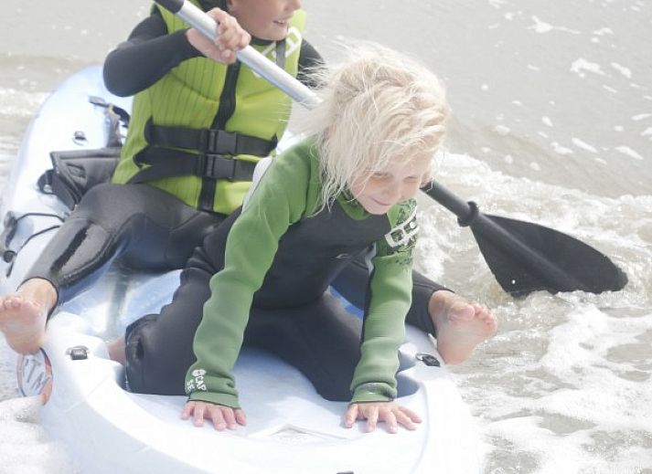 Slaapkamer in Waddengoud vakantiehuis, Buren, Ameland met comfortabel bed en praktische opbergruimte.