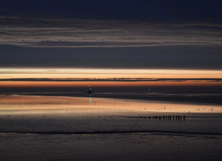 Slaapkamer in Waddengoud vakantiehuis, Buren, Ameland met comfortabel bed en praktische opbergruimte.