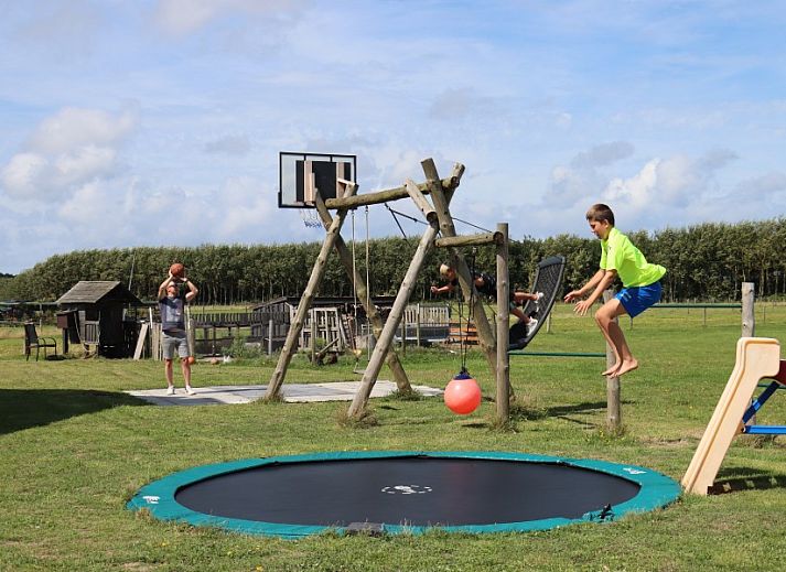 Ruime slaapkamer in vakantiehuis Waddengoud, Buren, Ameland met rustgevend decor en kingsize bed.