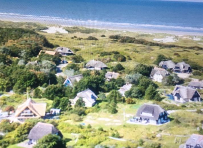 Wellnessvilla Zee & Zo vakantiehuis in Buren, Ameland met rieten dak en terras in de natuur.